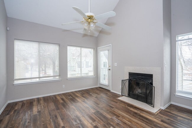 Building Photo - Cozy, Fully Updated, and Beautiful 2 Bed 2 Bath!!!