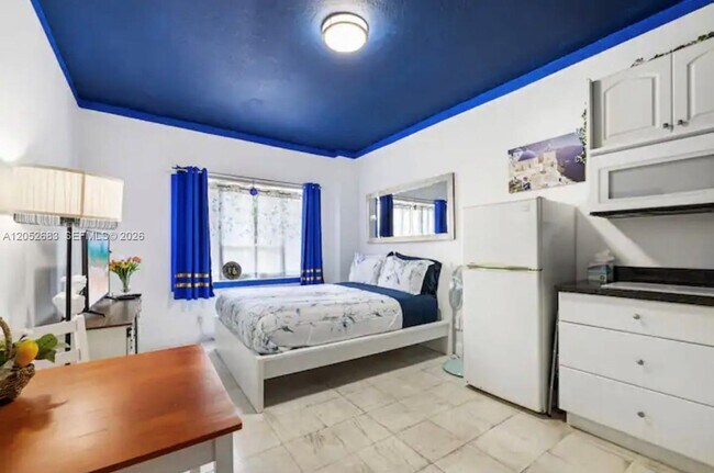 Building Photo - 255 W 24th St Unit 302