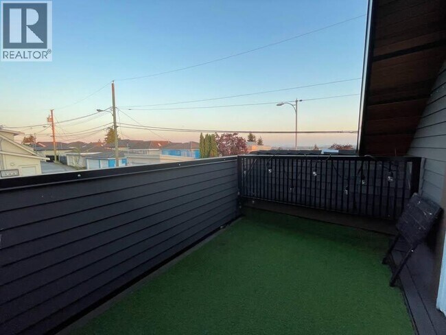 Photo - 2258 Fraserview Dr