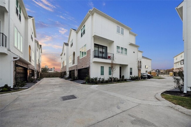 Building Photo - 3075 Hicks St