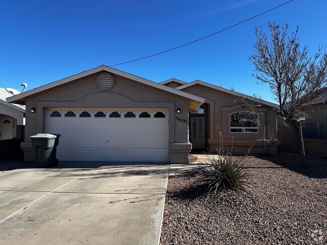 Building Photo - 3 Bedroom 2 Bathroom Home