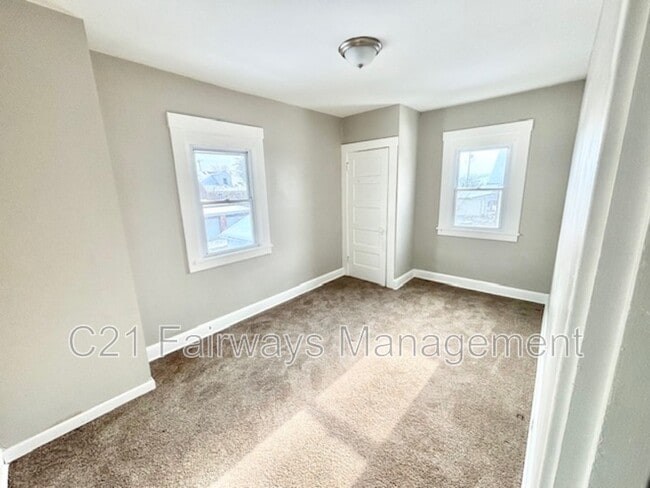 Photo - 874 Vankirk St