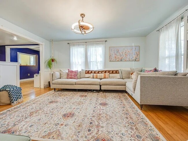 Photo - 1512 College St