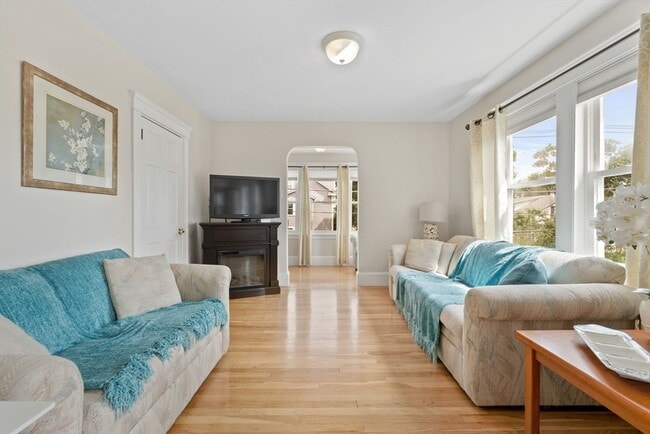 Building Photo - 10 Newcastle Rd Unit 2