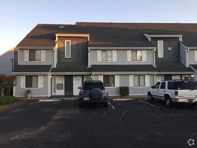 Building Photo - Furnished 2 Bedroom, 1.5 Bath Condo in Gol...