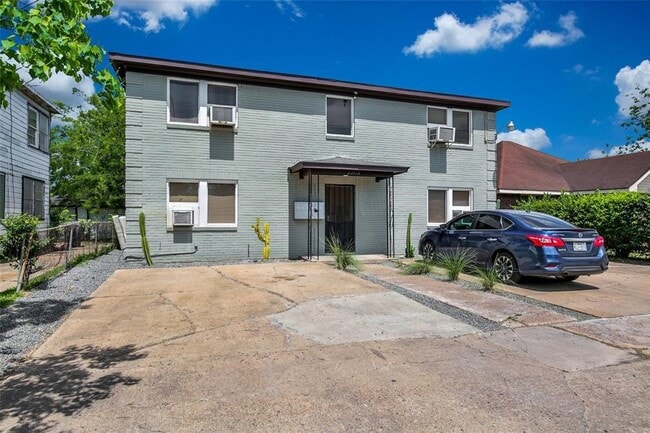 Building Photo - 2303 Rosewood St Unit 3 Rental
