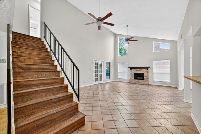 Photo - 812 Fleetwood Pl Dr