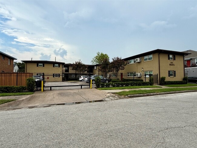 Building Photo - 2812 Wichita St Unit 6