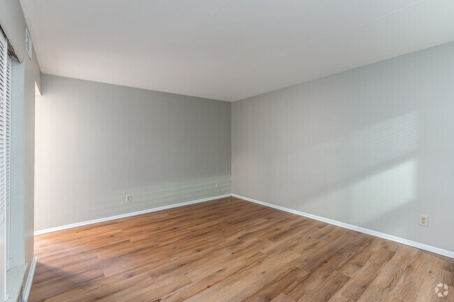 2BR, 1BA - 800SF - Living Room - 1957 Summit St