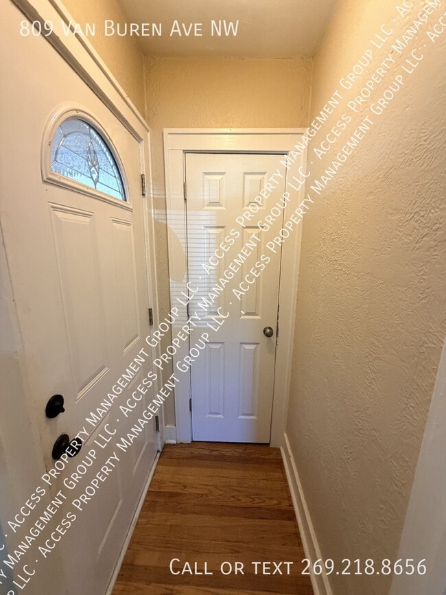 809 Van Buren Ave NW