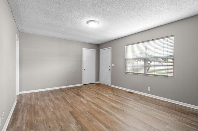 Photo - 3 Bedroom Pet Friendly Home For Rent Close...