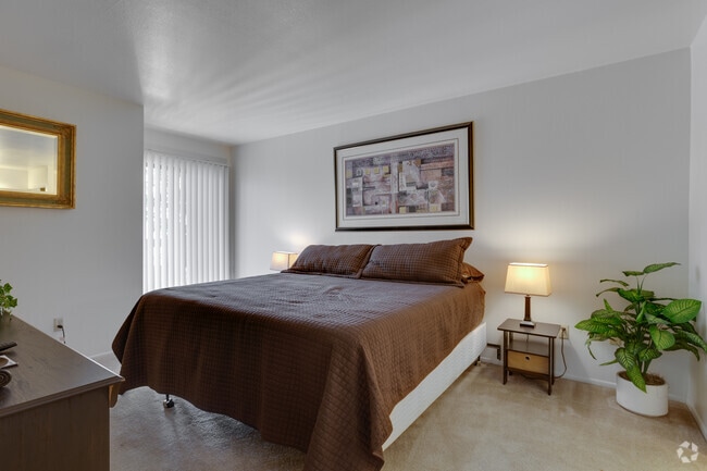 2BR, 2BA - 1,055SF