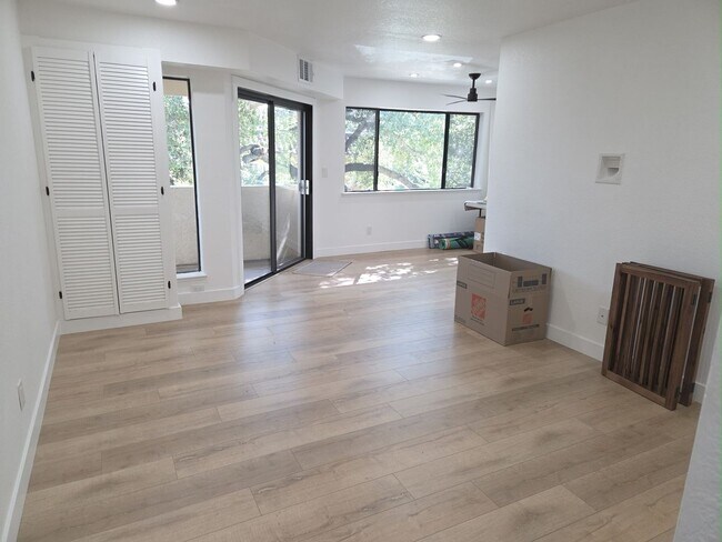 Photo - Top floor update 2 bed 2 bath condo in gre...