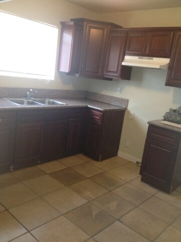 Building Photo - 530 W 59th Pl