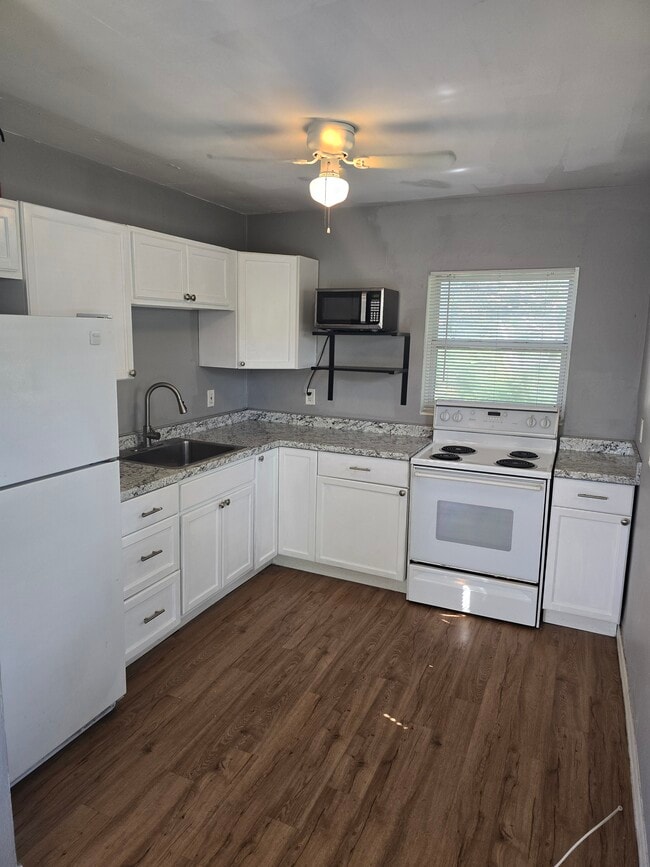 Building Photo - 2544 16th Ave S Unit 1/2 upstairs