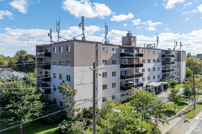 3905 Bathurst Street Apartments