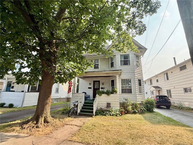 Building Photo - 204 E Elm St Rental