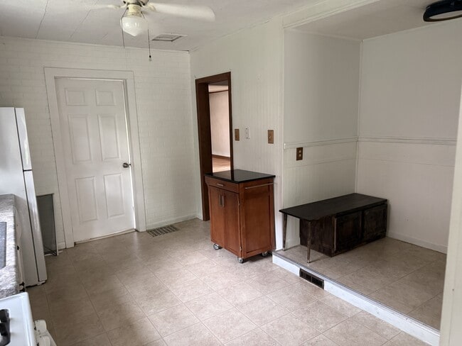 Photo - 814 Owens St N
