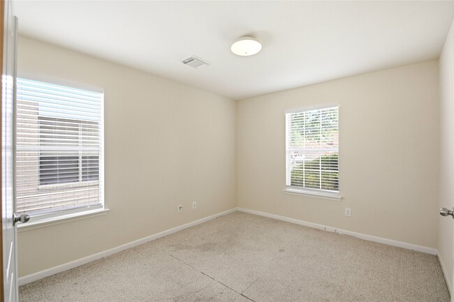 Photo - 526 Remington Lodge Ct