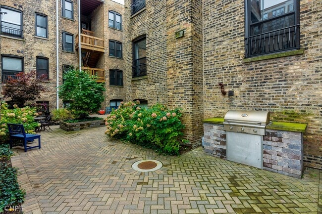 5800 N Kenmore - Courtyard with Communal Grill - Kenmore 5800 N