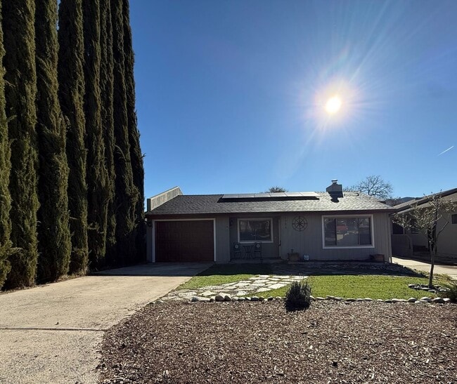 Building Photo - Beautiful 3 Bedroom 2 Bath Single Family Home AVAILABLE NOW!!