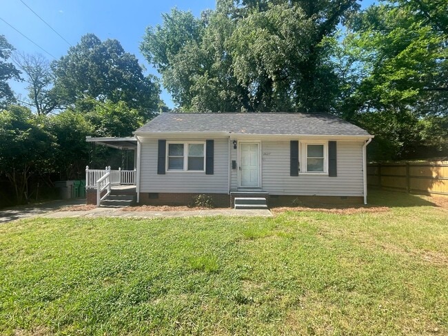 Building Photo - Come take a look at this cozy 3 Bedroom 1 Bath Home. It's Located in Revolution Park Neighborhood