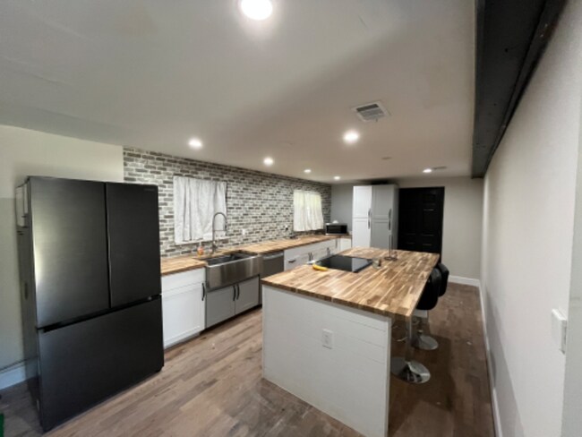 Photo - 740 Jenkins St