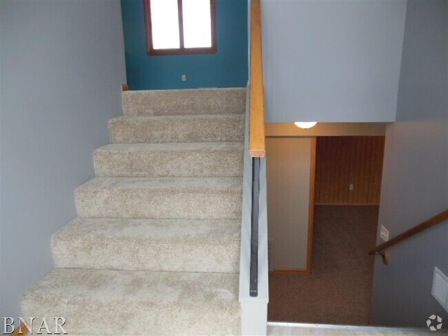 Building Photo - Beautiful 4 BR 2 bath house in Normal