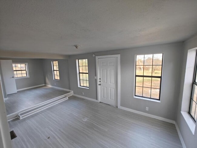 307 W Gentry St