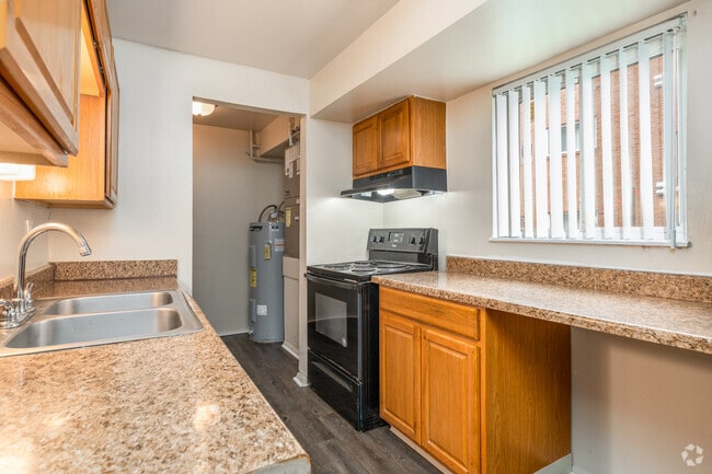 2BR, 1BA - 925SF - Kitchen