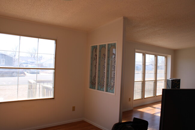 Building Photo - 355 E Kipp Ave Rental