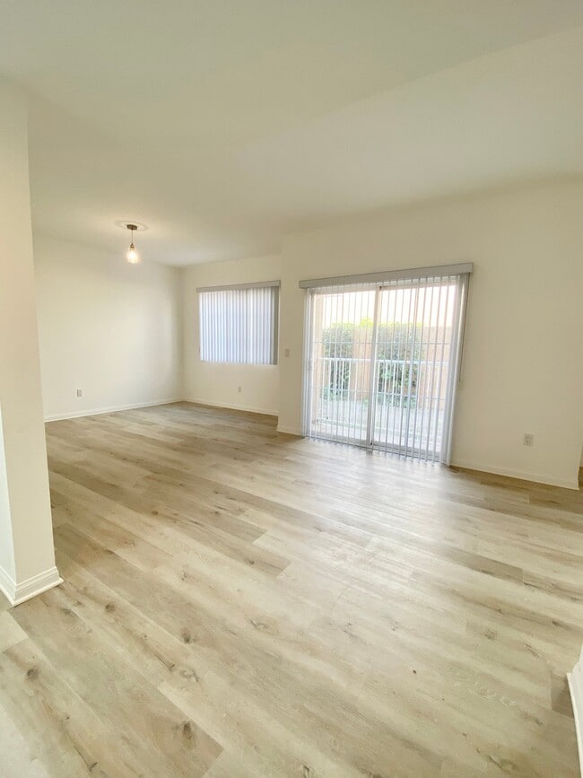 Building Photo - 9731 Vesper Ave Unit 3