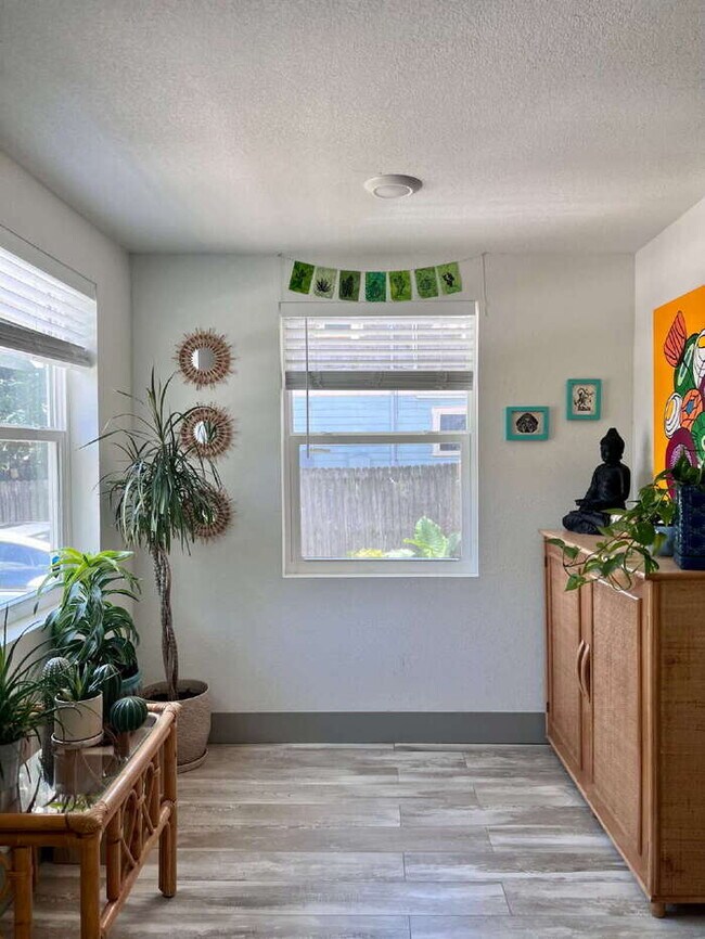 Photo - "Charming 2-Bed, 2-Bath Gem in the Heart of St. Petersburg – 1100 Sq. Ft. of Comfort!"