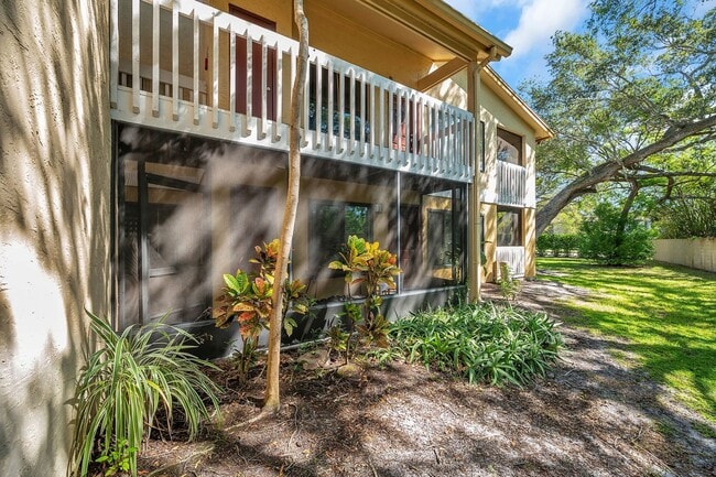 Building Photo - Quiet 3 bedroom 2 Bathroom Condo Unit in C...