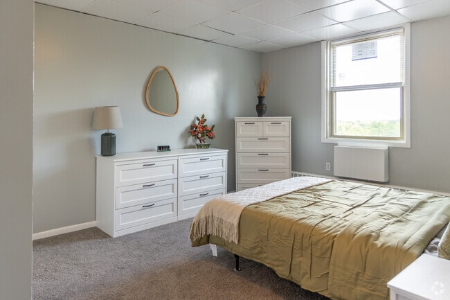 2BR, 1BA - 692 SF