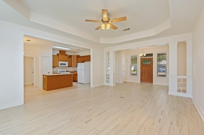 Photo - 113 Perimeter Pl