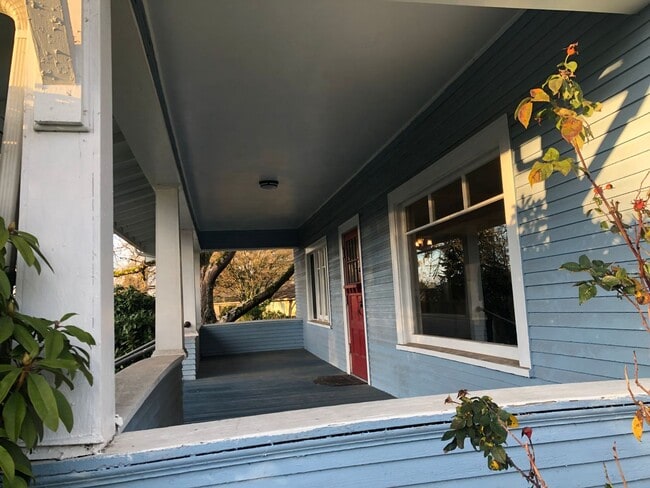 Photo - Large 4 bed/2 bath Farm House on River Rd.