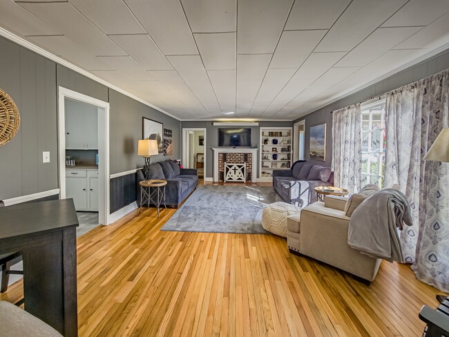 Photo - 405 12th St E