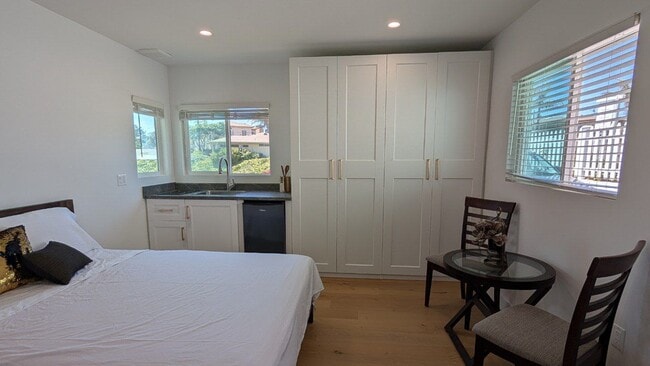 Building Photo - 6395 W 80th St Unit 1/2 Rental