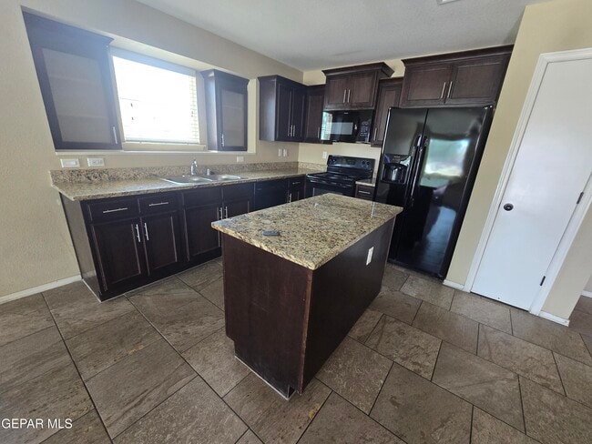 Photo - 808 Ballard Shapleigh Pl