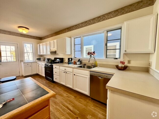 Building Photo - 225 Highland Ave Unit 225 highland Avenue. Rental