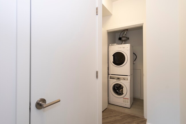 Building Photo - 1 Bedroom Loft Apartment Unit 103