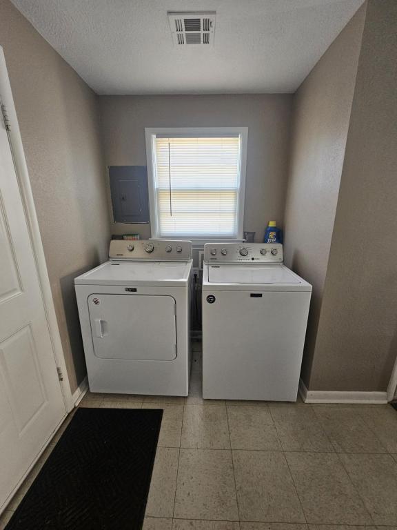 Photo - 504 Baker St