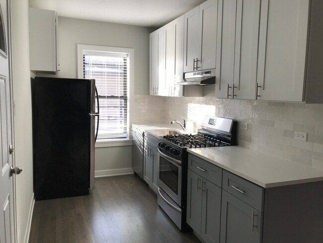 Building Photo - 1954 W Wilson Ave Unit 2BB