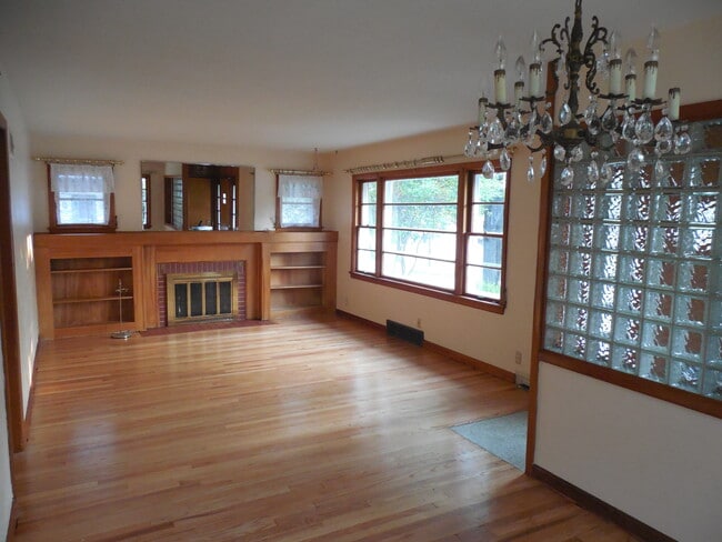Living room and entry - 131 N Rockford Ave Rental