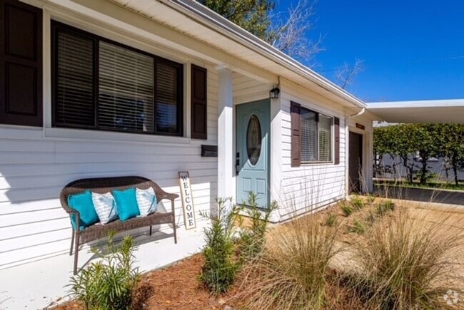 Building Photo - Darling 2B/1B  UNFURNISHED Cottage availab... Rental