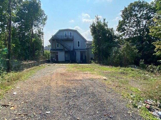 Large Driveway Lot - 425 Taylor Ave Unit 425