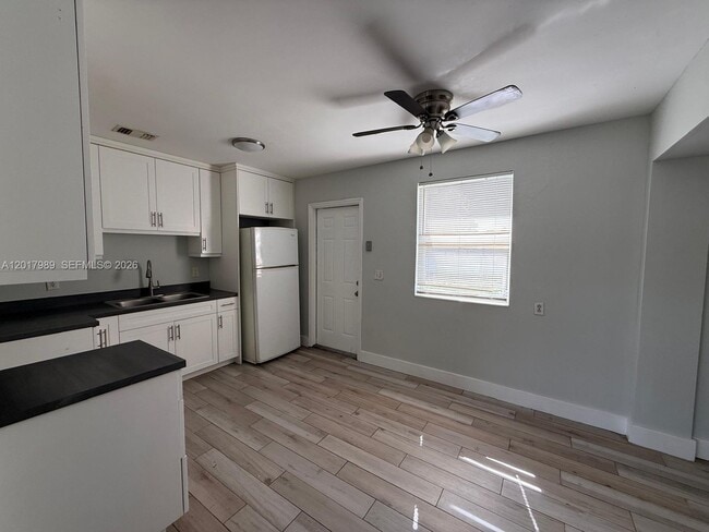 Building Photo - 4393 Davis Rd Unit 1