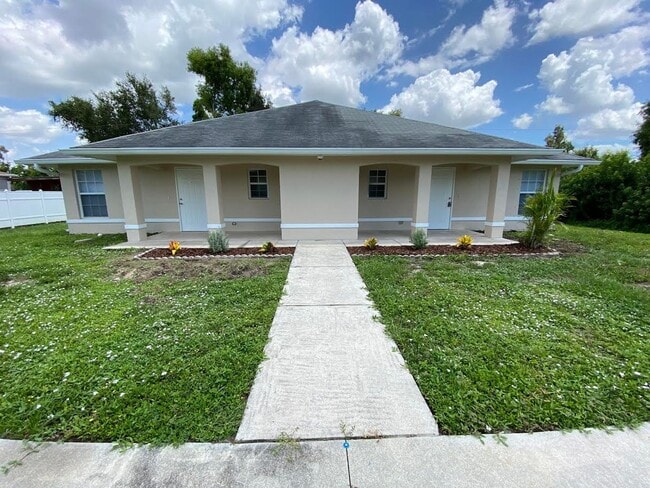 Building Photo - 2 Bed 2 Bath Duplex in San Carlos Park Rental