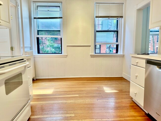 Building Photo - 15 Revere St Unit 5